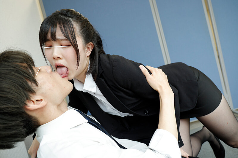 新入社員と濃厚社内不倫で大量射精！！パパ活あがりのオヤジ好き新入社員とバレないように隠れてするディープキスにソソられまくり大興奮！リスクを冒しての社内FUCKに病みつきなるほど快楽で大量射精！！ - サンプル画像 - 13