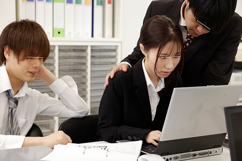 ウブだと思った新入女子社員に逆転セクハラ ソソる新入社員と二人きりなのでセクハラ乳揉みしてやろうと後ろから抱きついたら…泣き出した！と思ったら嘘泣き！！「こんな事して良いんですか？」とニヤリとされ、… - サンプル画像 - 15