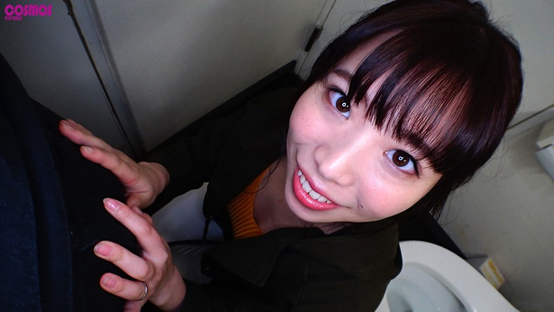 「若いコのおちんちんをしゃぶりたい！」旦那より年下のチ○コを下品な舌使いで嬉しそうに味わうフェラチオ大好きむっつりどすけべ妻こづえさん - サンプル画像 - 1