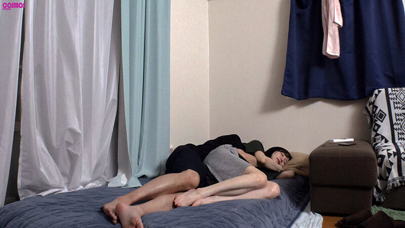 素人妻が一般大学生の自宅にコンドーム1つ渡され一泊一度のゴム姦では満足できず宿泊中2度もガチ中出しを許してしまう騎乗位で巨乳揺らす淫靡妻 まゆみさん 32歳 - サンプル画像 - 16