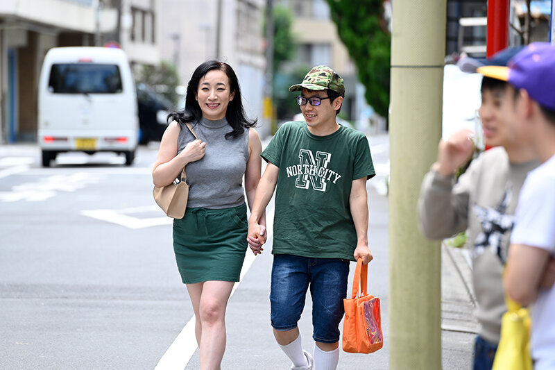 息子の友達のマセガキ共に性処理させられザーメンまみれの母親～美原すみれ - サンプル画像 - 1