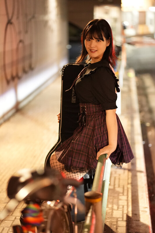 サークル仲間の断らなさそうな巨乳女子が飲み会で酔っ払っていたので自宅飲みに誘ってみんなでハメまくった・・ 乙羽あむ - サンプル画像 - 8