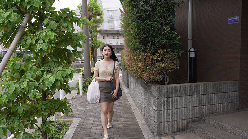 セックスレスで性欲を持て余した美人妻がデカ尻から溢れる色気を漂わせてさりげなく誘惑してくる 紗々原ゆり - サンプル画像 - 3