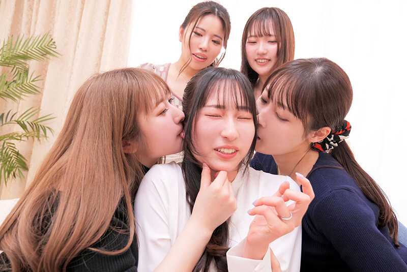 奥様たちが家でママ友会していたら女だけのレズ王様ゲーム→女王様ゲームに！ - サンプル画像 - 3