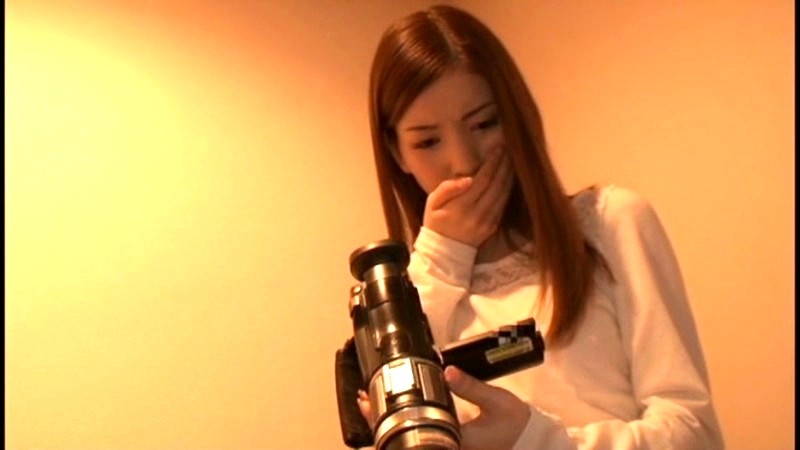 AVを見る彼氏を許さない！彼氏の弟を誘ってエロビデオ作って彼氏のアダルトビデオコレクションとこっそり入れ替えてやりました！！彼氏の弟に中出ししてもらい勝手にAV制作！！ 芦名ユリア - サンプル画像 - 1