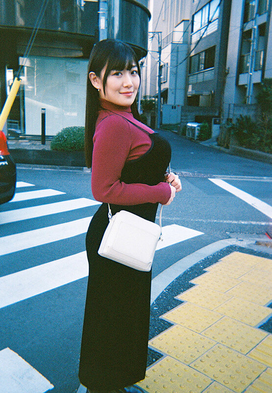 会社で噂の隠れ巨乳OL小梅えなに仕事相談でドライブデートを持ちかけられ…興味本位でラブホに入りパイズリをしたら火がついて1日限定‘痴女モード’でドピュドピュ挟射不倫をした - サンプル画像 - 2