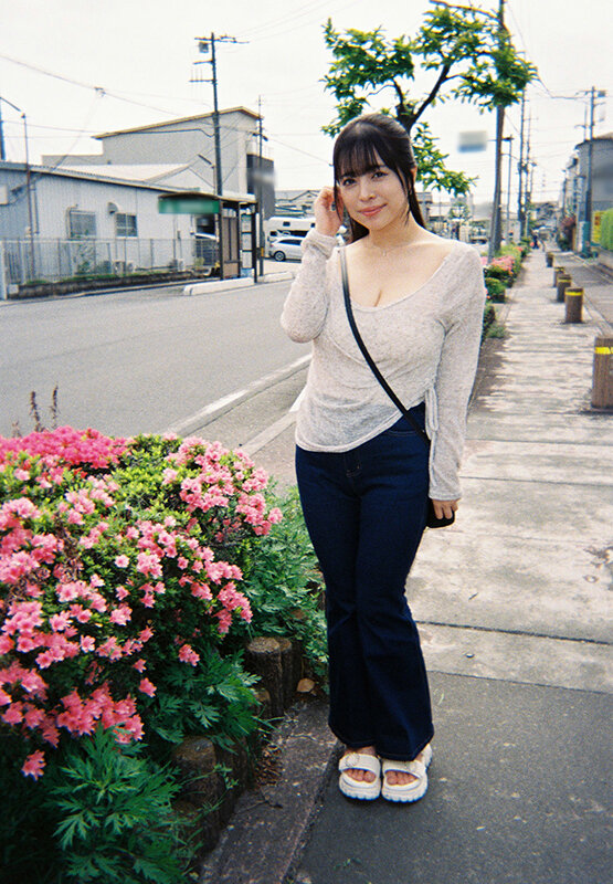 集合住宅で一番デカパイと噂の新婚さん羽月乃蒼に夫婦生活の相談をされ不意な車内キスで火がつきラブホに入ると優しいパイズリと生ハメSEXで何度も射精してしまった - サンプル画像 - 1