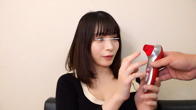 【配信限定】性器の大勝負！！巷で話題の吸うヤツVSデカチン18cmどっちが気持ちイイのか？生検証 ウーマ●イザーもデカいおち●ちんも両方試してもろて謝礼は金一封ともれなく中出しvol.02 - サンプル画像 - 1