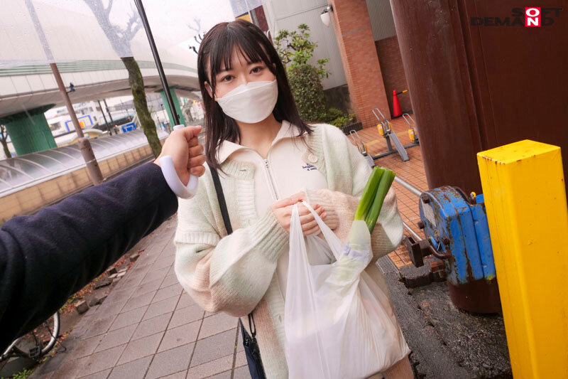 前回の撮影で処女喪失してから1ヶ月「セックスで気持ち良くなってみたい」と再出演！緊張しっぱなしの初デートに密着！リラックスできるよう2人きりにしてみたらいちゃいちゃエッチにハマっちゃったみたいです 小森はるき（21） - サンプル画像 - 11