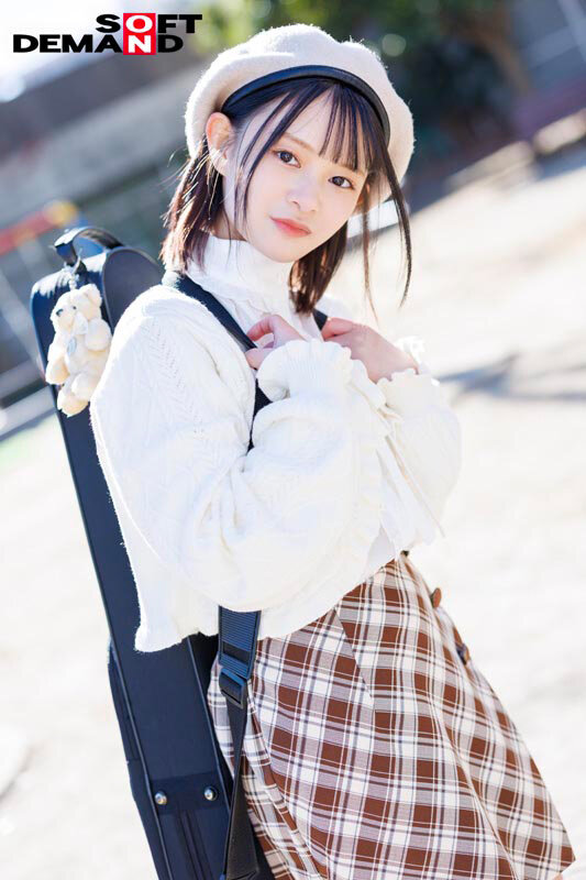 【初撮り】八重歯がキュートなちっぱい女子大生 ヴァイオリンが趣味の温室育ちな箱入り娘はエロい事に興味津々 147cmの童顔で生意気なお嬢様は最近AVで見た乳首舐め手コキをやってみたい ゆら・21歳【圧倒的4K映像でヌク！】 紬希ゆら - サンプル画像 - 2