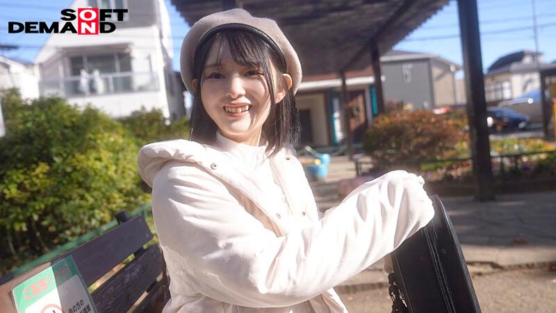 【初撮り】八重歯がキュートなちっぱい女子大生 ヴァイオリンが趣味の温室育ちな箱入り娘はエロい事に興味津々 147cmの童顔で生意気なお嬢様は最近AVで見た乳首舐め手コキをやってみたい ゆら・21歳【圧倒的4K映像でヌク！】 紬希ゆら - サンプル画像 - 3