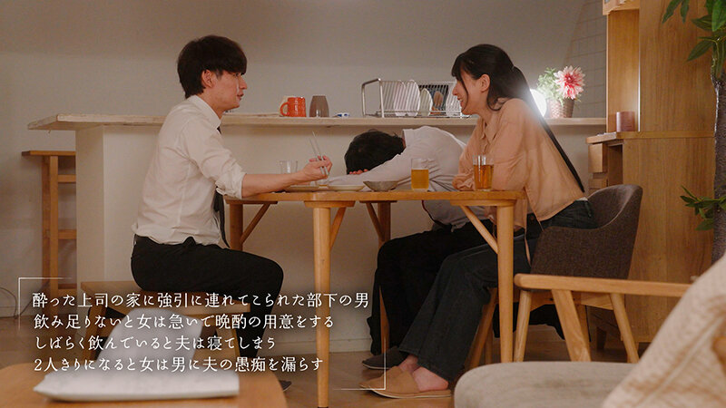 夫が近くで寝てるからコッソリとトロけるまで耳をチンポみたいに舐める‘ミミラチオ’で聴覚から発情させる美人妻 宮西ひかる - サンプル画像 - 2