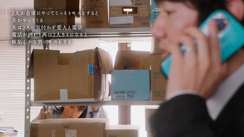 夫が近くで寝てるからコッソリとトロけるまで耳をチンポみたいに舐める‘ミミラチオ’で聴覚から発情させる美人妻 宮西ひかる - サンプル画像 - 6