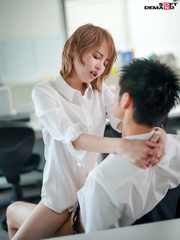 出勤率の下がったオフィスで女上司と2人きり…僕（童貞）のパンパンな股間に気づいた上司に誘われて退勤まで中出しSEXしまくった 広瀬りおな - サンプル画像 - 4
