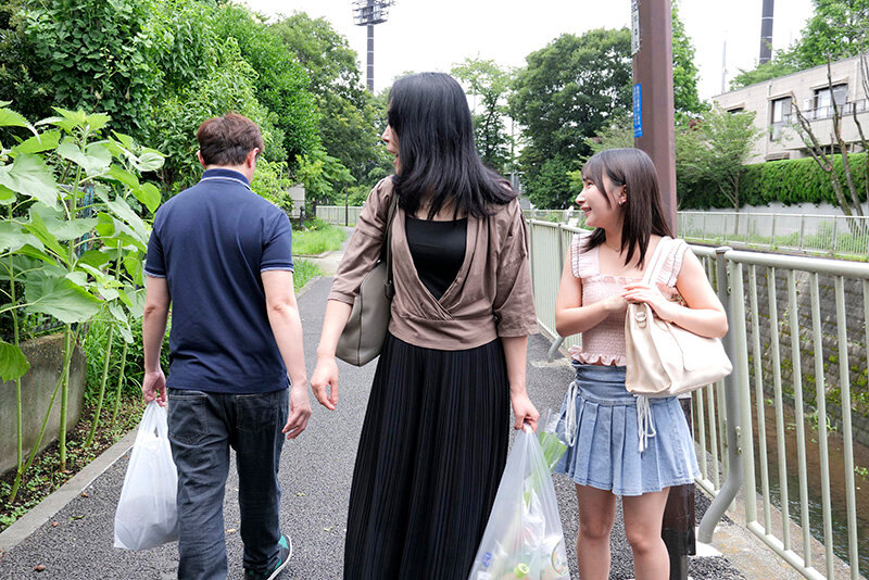窓から侵入した男に眠ったままチ●ポを挿入され真昼間から汚されるダッチワイフ女子大生 由良かな - サンプル画像 - 1