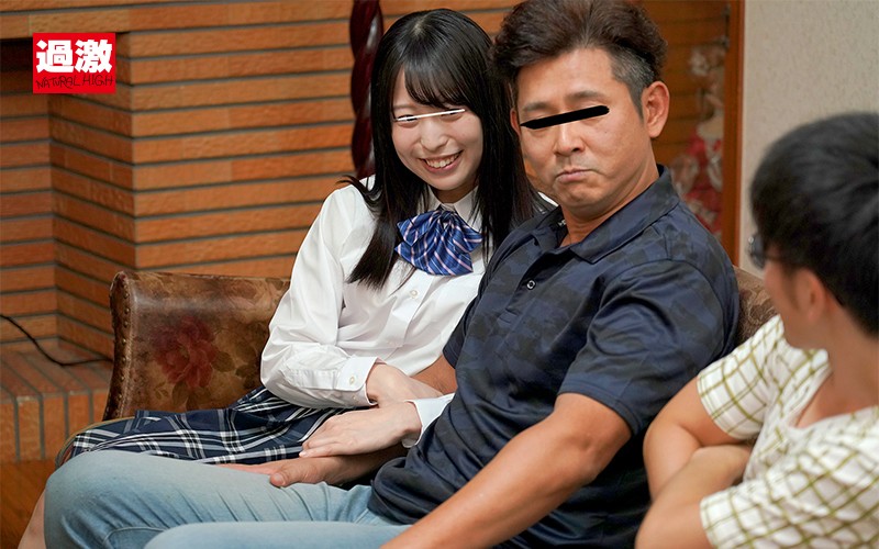 家族がいるのに大好きな叔父さんの膝の上でこっそりチ○ポ挿入そのまま中出しまでさせてしまう姪っ子 - サンプル画像 - 8