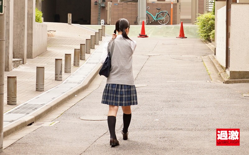 コンドームが脱げるほど媚薬でキツマンになった女子○生を無断で（ゴムごと）生ハメ - サンプル画像 - 1