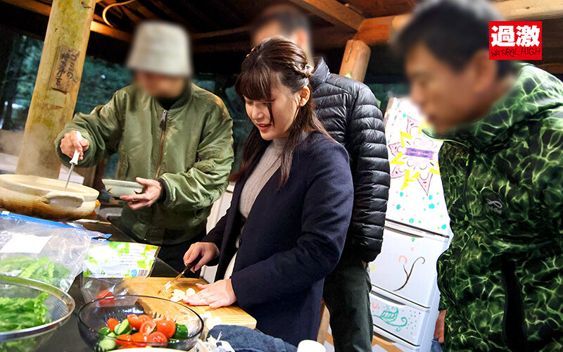 【某旅番組お蔵入り映像】旅ロケで田舎の性豪オヤジたちに盛られイキ潮たれ流し肉便女に成り下がった美人レポーター（21） - サンプル画像 - 6
