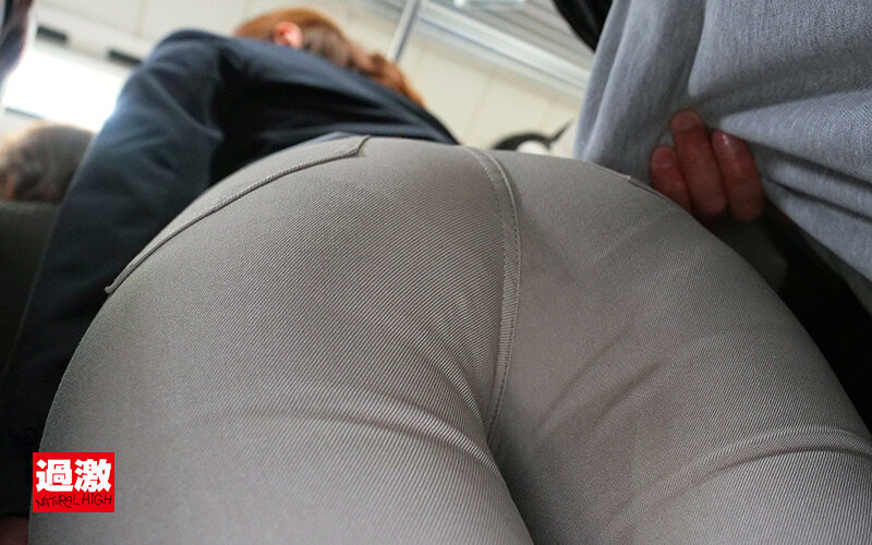 満員電車の人混みに押され巨尻をチ○ポに擦りつけ勃起させてしまう女はエロ尻を触られても断る資格はない - サンプル画像 - 4