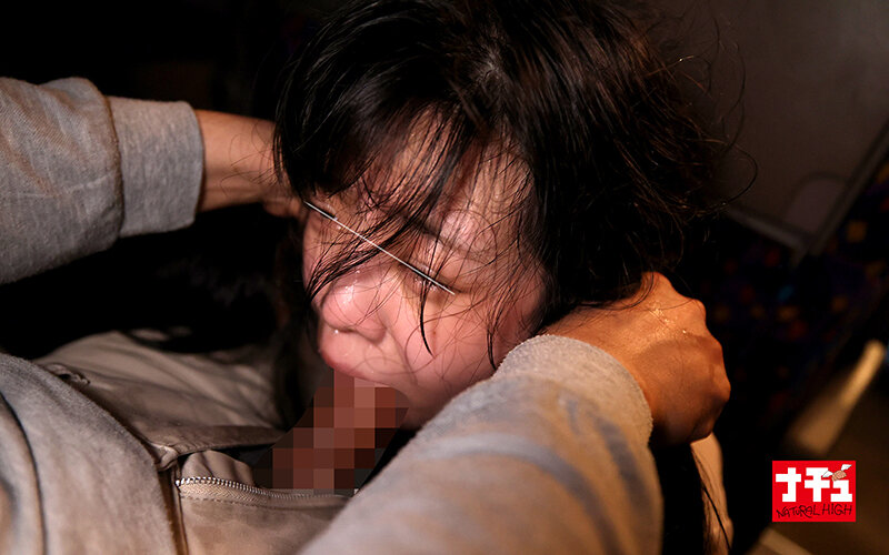 突然のベロキス手マンで乱暴に扱われるほどイッてしまうドM娘を夜行バスで無許可中出し - サンプル画像 - 18