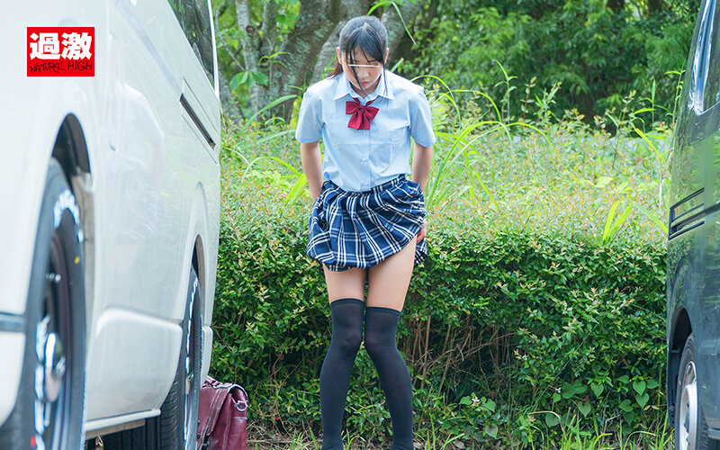 女子○生の野ション尻に我慢できず媚薬を塗ったチ○ポで即ハメ！逃げても消えぬ催淫効果で発情オナニーが止まらない 水色シャツ美脚娘 - サンプル画像 - 2
