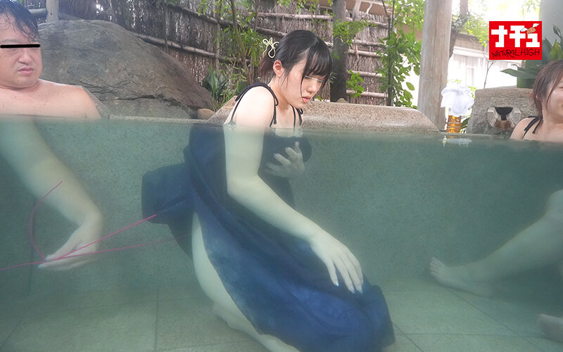 混浴風呂の中で湯あみ着をずらされ執拗な乳首イジリで抵抗できない美乳女 - サンプル画像 - 12