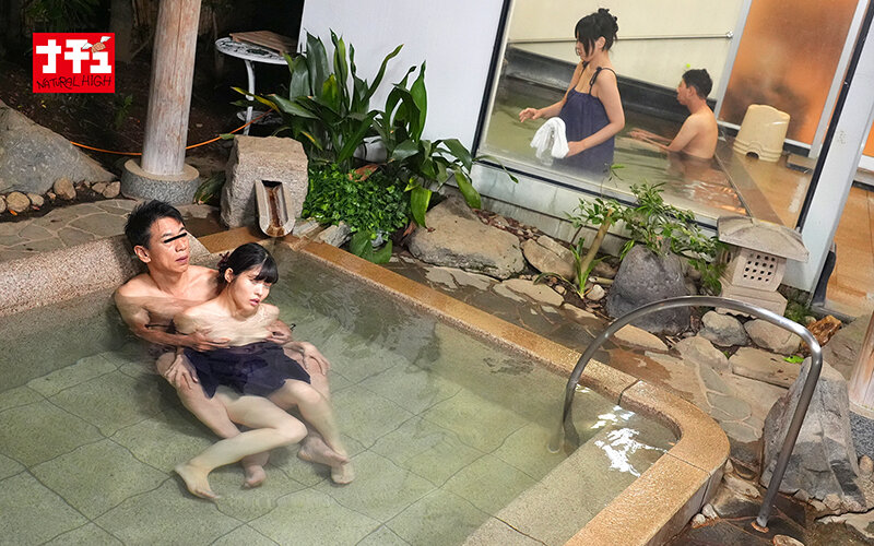 混浴風呂の中で湯あみ着をずらされ執拗な乳首イジリで抵抗できない美乳女 - サンプル画像 - 17