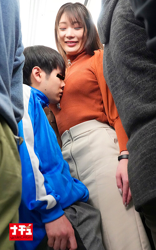 満員電車で巨乳を顔に押しつけからかっていたらウブ少年がエロガキに豹変！ちゅうちゅう乳首を吸いつかれ感じてしまった高身長女 - サンプル画像 - 9