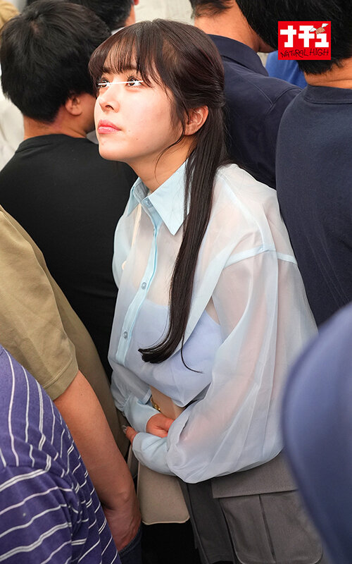 電車の中でインナーを抜き取られ透け巨乳を見られる羞恥で抵抗できないシアーシャツ女子2 - サンプル画像 - 16