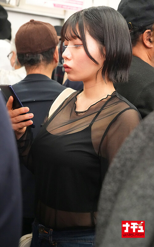 電車の中でインナーを抜き取られ透け巨乳を見られる羞恥で抵抗できないシアーシャツ女子2 - サンプル画像 - 3