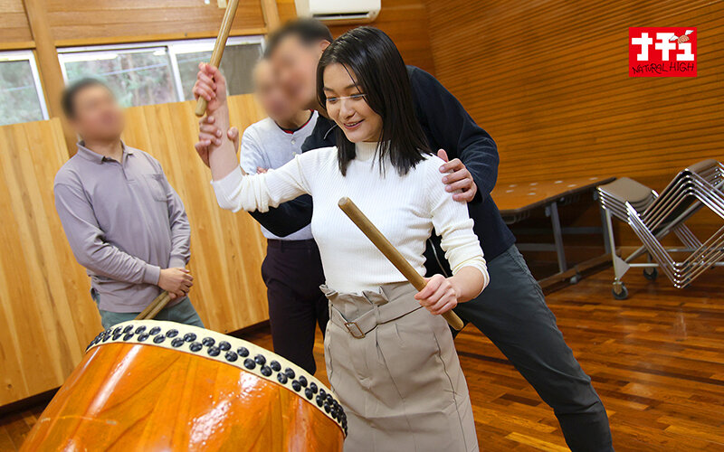 【某旅番組お蔵入り映像】旅ロケで田舎の性豪オヤジたちの体液たれ流し中出し肉便女に成り下がった美人レポーター（28） - サンプル画像 - 4
