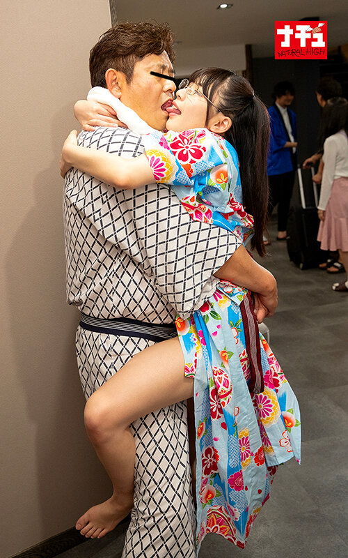 温泉客が居ても浴衣の中の抱っこSEXで挿入して逃がさず何発も膣射させる痴女っこ3 - サンプル画像 - 13