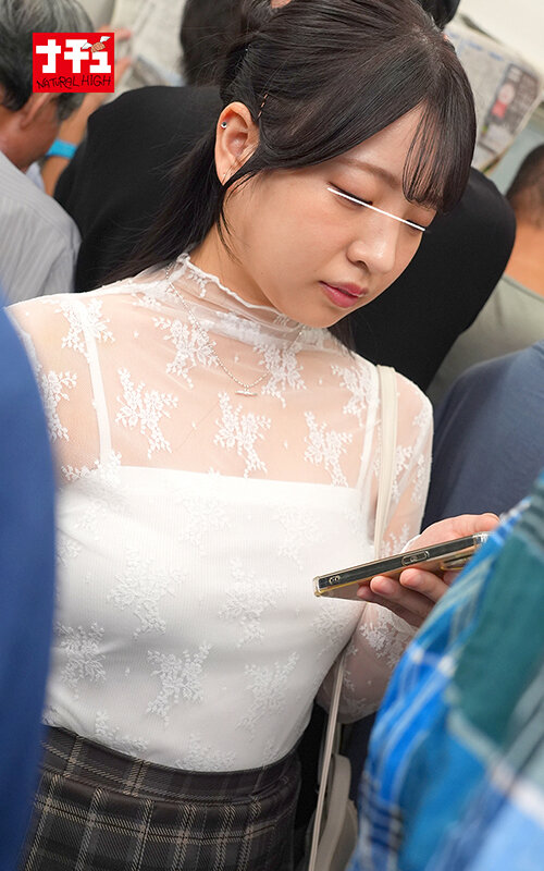 電車の中でインナーを抜き取られ透け巨乳を見られる羞恥で抵抗できないシアーシャツ女子3 - サンプル画像 - 12