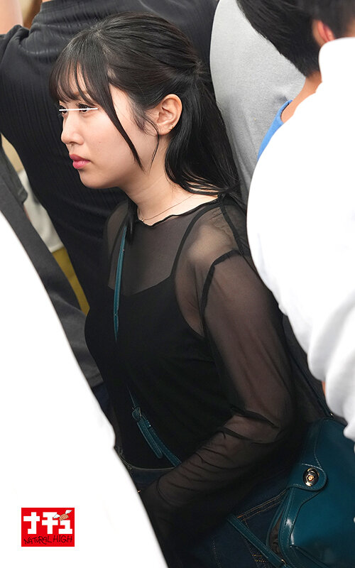 電車の中でインナーを抜き取られ透け巨乳を見られる羞恥で抵抗できないシアーシャツ女子3 - サンプル画像 - 8