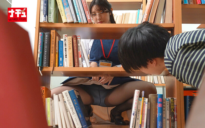 青年チ○ポを本棚越し手コキでこっそり発射させ声我慢SEXで中出しまでさせる年下好き美人司書2 - サンプル画像 - 4