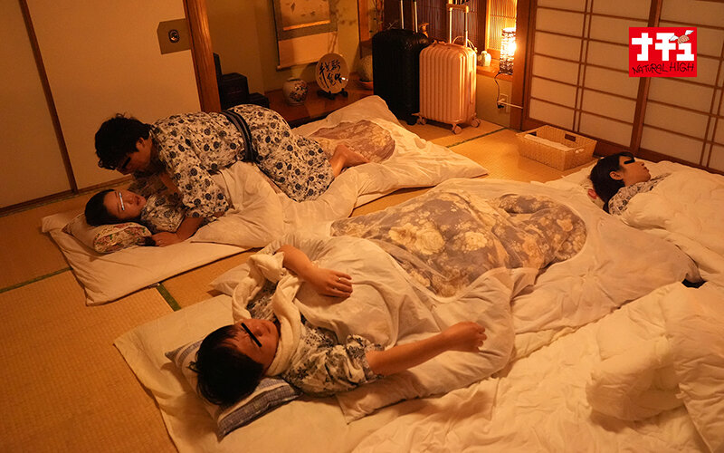 布団の中の密着ピストンでねっとり膣奥を突かれ夫に声をかけられずイキ堕ちた敏感妻は何度も絶頂を求める5 - サンプル画像 - 11