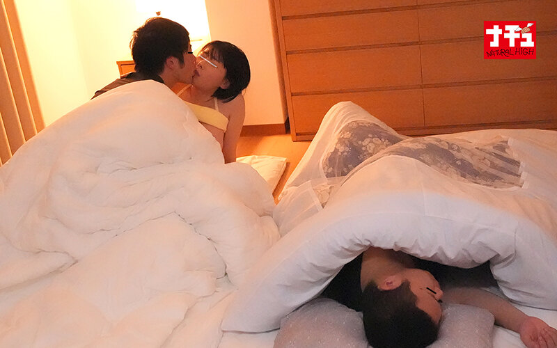 布団の中の密着ピストンでねっとり膣奥を突かれ夫に声をかけられずイキ堕ちた敏感妻は何度も絶頂を求める5 - サンプル画像 - 16