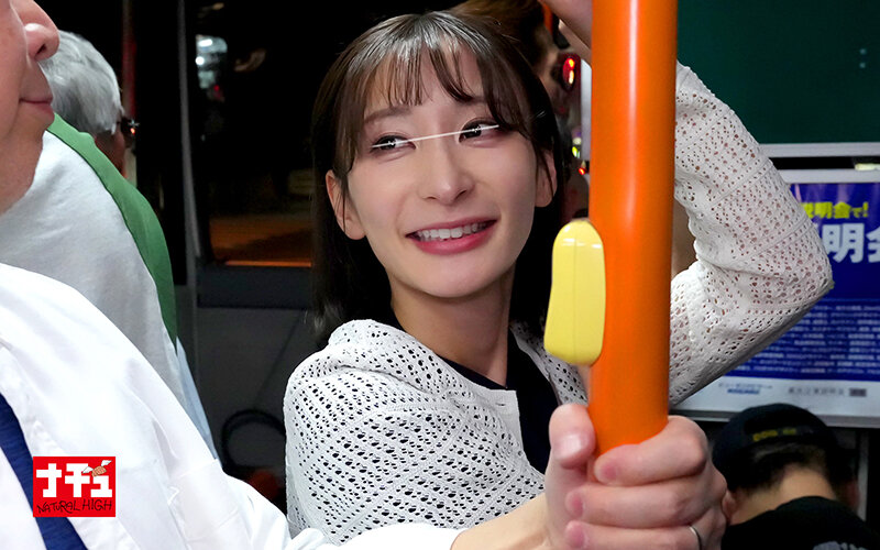 混雑バスで動けず長時間べろキスされ蕩け顔を見られた人妻は若いチ○ポを握りだす - サンプル画像 - 15
