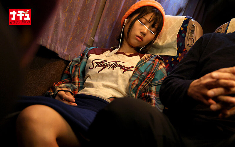 就寝中の夜行バスで指マンされた恐怖に目を開けられず寝たふりしながらイキまくる気弱女子3 - サンプル画像 - 9