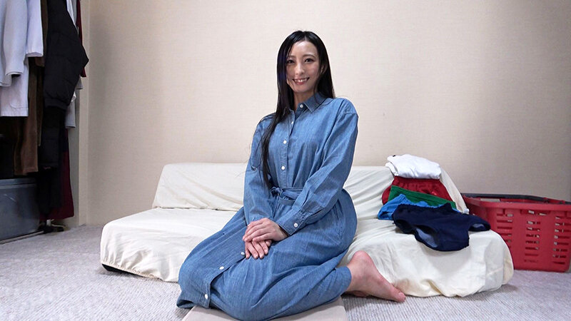 神納花 むちむち熟女尻 神ブルマ 美人熟女やぽっちゃり娘らにピチピチブルマ＆体操着を着せ、ハミパン、ムレムレワレメを毛穴まで見えるほどの超ドアップ接写！さらに尻コキ、着衣お漏らし放尿やブルマぶっかけ等ブルマ好きに送る完全着衣フェチAV - サンプル画像 - 1