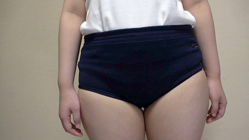 日々樹梨花 ムチムチ美尻 神ブルマ 美少女やぽっちゃり娘らにピチピチブルマ＆体操着を着せ、ハミパン、ムレムレワレメを毛穴まで見えるほどの超ドアップ接写！さらに尻コキ、着衣お漏らし放尿やブルマぶっかけ等ブルマ好きに送る完全着衣フェチAV - サンプル画像 - 1