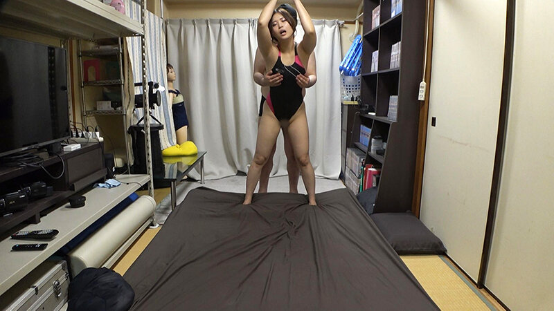 望月あやか 濡れてテカってピッタリ密着 神競泳水着 可愛い女子の競泳水着姿をじっとりと堪能！着替え盗撮から始まり貧乳から巨乳にパイパン、ハミ毛、ジョリワキ等のフェチ接写やローションソーププレイや競泳水着ぶっかけ等を完全着衣で楽しむAV - サンプル画像 - 17