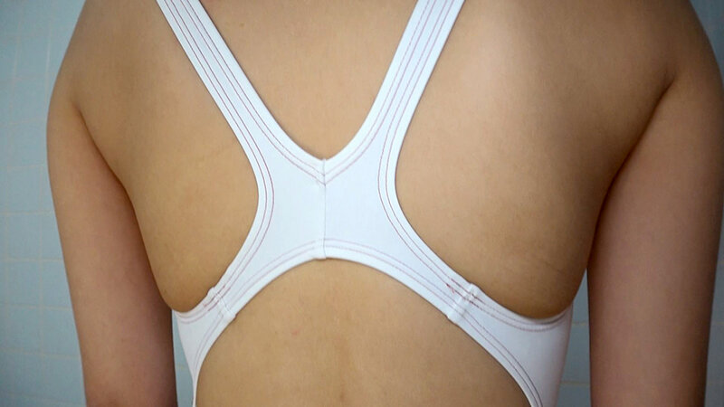 前田美波 濡れてテカってピッタリ密着 神競泳水着 可愛い女子の競泳水着姿をじっとりと堪能！着替え盗撮から始まり貧乳から巨乳にパイパン、ハミ毛、ジョリワキ等のフェチ接写やローションソーププレイや競泳水着ぶっかけ等を完全着衣で楽しむAV - サンプル画像 - 6