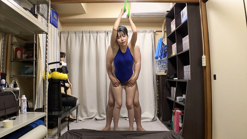 秋元さちか 濡れてテカってピッタリ密着 神競泳水着 可愛い女子の競泳水着姿をじっとりと堪能！着替え盗撮から始まり貧乳から巨乳にパイパン、ハミ毛、ジョリワキ等のフェチ接写やローションソーププレイや競泳水着ぶっかけ等を完全着衣で楽しむAV - サンプル画像 - 13