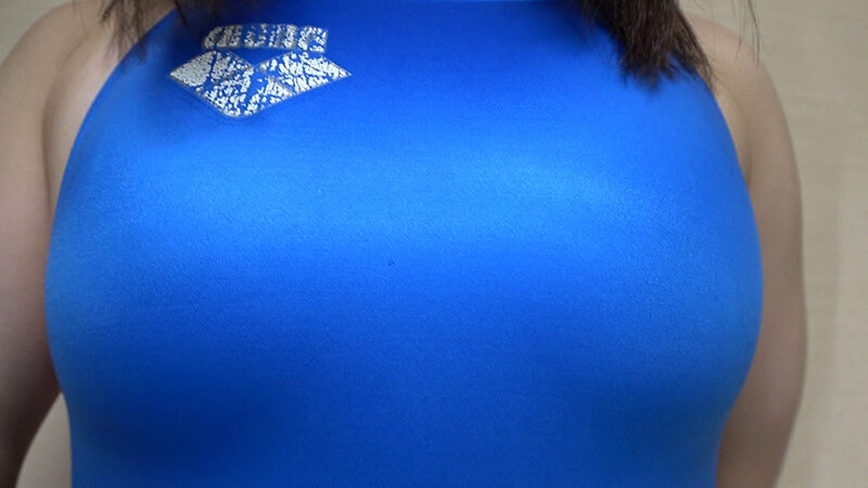 松井日奈子 濡れてテカってピッタリ密着 神競泳水着 可愛い女子の競泳水着姿をじっとりと堪能！着替え盗撮から始まり貧乳から巨乳にパイパン、ハミ毛、ジョリワキ等のフェチ接写やローションソーププレイや競泳水着ぶっかけ等を完全着衣で楽しむAV - サンプル画像 - 2