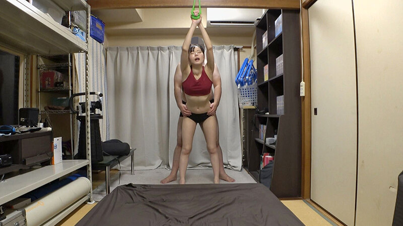 松丸香澄 神陸上ウェア スポーツ日焼け筋肉美女アスリートの秘部を隠してきたウェアを巨乳や美乳パイパンや剛毛娘に着せジョリワキやハミ毛を堪能。陸上ユニホーム女子の太腿やお尻や着衣放尿までも！！身体にフィットするウェアのキワキワを超接写＆完全着衣でハメ撮り - サンプル画像 - 19