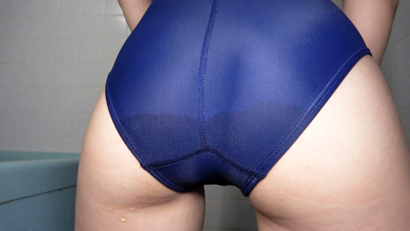 工藤ララ 濡れてテカってピッタリ密着 神スク水 可愛い女子のスクール水着姿をじっとりと堪能！着替え盗撮から始まり貧乳から巨乳にパイパン、ハミ毛、ジョリワキ等のフェチ接写やローションソーププレイやスク水ぶっかけ等を完全着衣で楽しむAV - サンプル画像 - 9