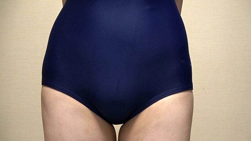 広瀬このみ 濡れてテカってピッタリ密着 神スク水 可愛い女子のスクール水着姿をじっとりと堪能！着替え盗撮から始まり貧乳から巨乳にパイパン、ハミ毛、ジョリワキ等のフェチ接写やローションソーププレイやスク水ぶっかけ等を完全着衣で楽しむAV - サンプル画像 - 2