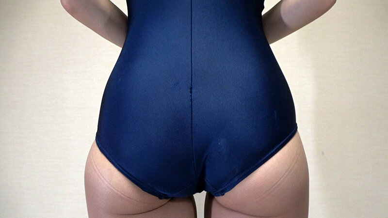 雨宮あや花 濡れてテカってピッタリ密着 神スク水 可愛い女子のスクール水着姿をじっとりと堪能！着替え盗撮から始まり貧乳から巨乳にパイパン、ハミ毛、ジョリワキ等のフェチ接写やローションソーププレイやスク水ぶっかけ等を完全着衣で楽しむAV - サンプル画像 - 4