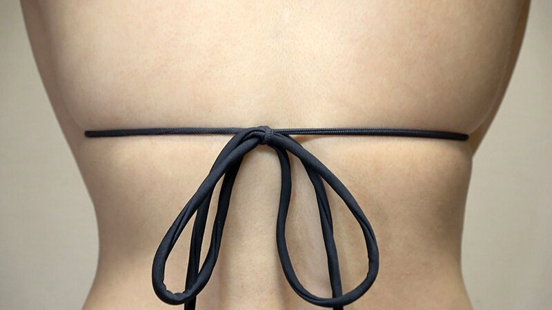 真木今日子 これぞ王道 神ビキニ 昭和アイドルやキャンギャル、令和グラドルまで多くの女子の秘部を隠してきたビキニを巨乳や美乳、パイパンから剛毛、無防備ワキやハミ毛を超接写で舐め回す 絶対脱がさない完全着衣だからこそのポロリやハミ出しAV - サンプル画像 - 1